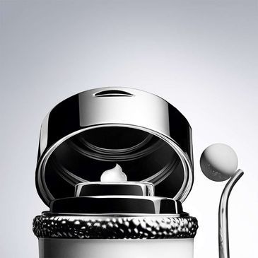 La-Prairie-White-Caviar-Extraordinaire-Eye-Cream_7611773132107_-2-
